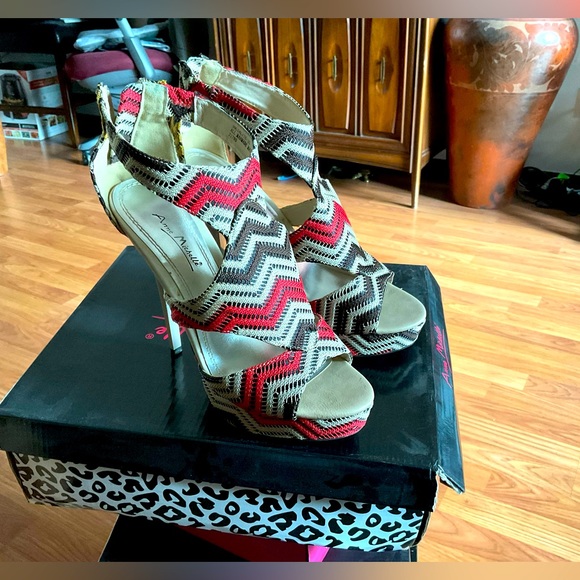 Beautiful High Heel Great condition 8/10; Barely used, Price not firm; OBO - Picture 1 of 4